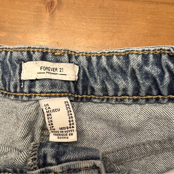Forever 21 High Rise Button Fly Distressed Jean Shorts Size 25 - Picture 3 of 4
